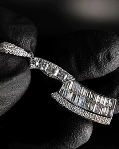 Pendentif de luxe en moissanite en forme d'épée avec pierres taille baguette serties en canal en argent 925, bijoux hip-hop glacés pour usage quotidien - Product Image 1
