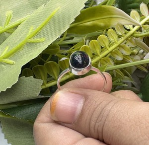 แหวนเงินแท้ 925 ประดับโอปอลไฟเอธิโอเปียสีดำธรรมชาติ ทำมือ แหวนหมั้นสำหรับเธอ - Product Image 4