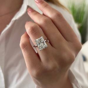 Bague solitaire en diamant de laboratoire taille radiant allongée de 5 carats, diamant CVD E VVS2, bague de fiançailles, certifiée IGI - Product Image 1