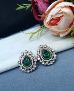 Boucles d'oreilles clous en pierre en forme de poire, style Kundan, pour femmes, plaquées or antique, pour mariage, collections de vêtements ethniques. - Product Image 2