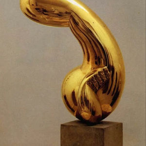 Elegante trofeo dorado con curvas geométricas modernas. Disponible a precios de mayorista. - Product Image 1