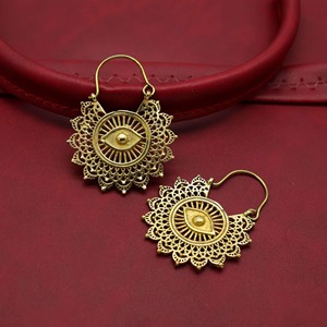 Boucles d'oreilles en laiton sur mesure, fabrication artisanale, design personnalisé, finition lisse, prix d'usine en gros, artisanat métallique - Product Image 2