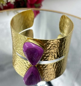 Bracelet manchette ouvert bohème fait main plaqué or 24 carats avec druse de sucre violette naturelle et texture martelée, pierre précieuse violette, style chrétien - Product Image 2