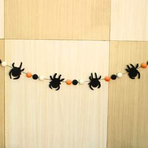 Guirnalda de Fieltro Hecha a Mano con Araña Negra de Lana y Pompones Coloridos, Decoración de Fiesta Duradera de Alta Calidad - Product Image 4