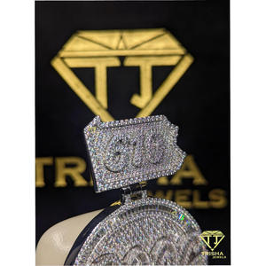Pendentif rond serti de diamants Moissanite VVS avec argent sterling 925, bijou statement pour homme style hip-hop par Trisha Jewels - Product Image 3