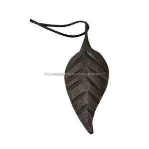 Colgante de hoja de hierro de la mejor calidad, amuleto de moda duradero y de moda para uso diario disponible en varios diseños y tamaños - Product Image 5