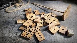 Juego de Dominó Doble Seis de Madera de Colores ILAHI, 28 Piezas, Ecológico, Tallado y Grabado, Diseño Antiguo, Caja Rectangular Alta de Madera - Product Image 1
