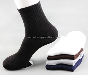 Chaussettes unisexes tendance à motifs avec un design tricoté coloré, tissu élastique confortable et portées toute l'année, parfaites - Product Image 4