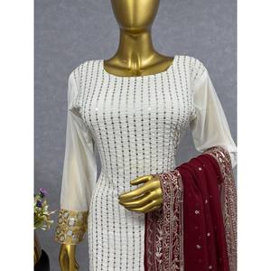 Ensemble de costume en mousseline de soie de créateur avec broderie fantaisie et travail de sequins - Product Image 3