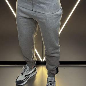 ชุดวอร์มผ้าดิเวอร์เนื้อนุ่ม 100% คอตตอนผสมโพลีเอสเตอร์ ทรงหลวมสำหรับผู้ชาย แบบมีซิปยาวทั้งตัว ฮู้ดดี้ และกางเกงขายาวทรงตรง - Product Image 2