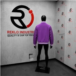Veste universitaire classique violette pour homme, col rayé, manches en cuir, couleur unie, décontractée, col rabattu, boutonnée sur le devant - Product Image 4