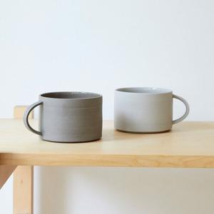 Encantadora Taza Redonda de Cerámica con Acabado Mate Rosado, Cuerpo Esculpido, Asa de Fácil Agarre, Retención de Calor, Ideal para Disfrutar en Casa - Product Image 6