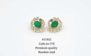 Boucles d'oreilles clous vertes Kundan 11955, ton or, pierre ovale, motif floral, pour femme, idéales pour mariage et soirée - Product Image 2