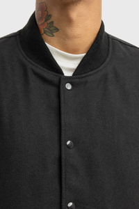 Chaqueta Varsity de Invierno para Hombre con Mangas de Cuero y Logotipo Bordado Personalizado, Corte Holgado, Informal, Deportiva, de Tela de Lana, Estilo Béisbol - Product Image 5