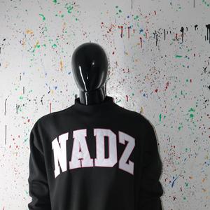 Sudadera NADZ BLACK con cuello alto, 100% blanca, con apliques bordados, cuello ancho, hilos finos. - Product Image 3