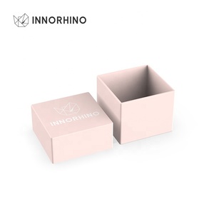 Boîtes rigides personnalisées pour gâteaux de mariage carrés avec poignée, laminage mat, revêtement UV, gaufrage, recyclables et biodégradables - Product Image 4