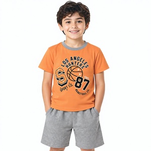 Ensemble T-shirt graphique orange premium et short gris pour garçons, tenue d'été décontractée en coton pour enfants, ensemble coordonné avec T-shirt imprimé basketball - Product Image 1