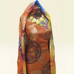 Châle en mousseline Fransawi Dirac en sergé brun rouille tissé jacquard, motif floral rose et feuille métallique multicolore, grande taille - Product Image 2
