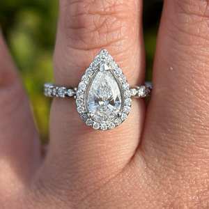 Anillo de Moissanita en Forma de Pera con Detalle de Halo y Banda Pavé en Oro Blanco de 14K, Anillo de Boda Refinado para Mujer, Joyería Fina - Product Image 4