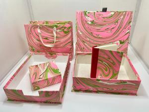Boîtes et sacs en papier imprimés à la main avec des motifs artistiques, idéaux pour le rangement, les cadeaux, l'emballage et la décoration. - Product Image 3