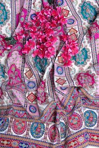 Tissu imprimé géométrique blanc à motifs décoratifs avec bordure épaisse pour la confection de robes Kurti, tissu pour vêtements ethniques. - Product Image 3