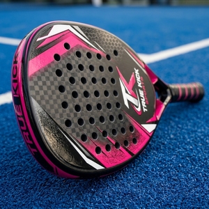 Parfait pour les débutants, les joueurs intermédiaires et la pratique sportive. Raquette de padel en matériau composite durable, construction équilibrée. - Product Image 6