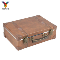 2025 vente en gros nouveau Design forme carrée papier valise emballage boîte-cadeau avec poignée en métal