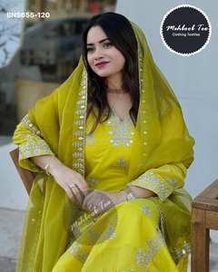 Conjunto exclusivo de estilo moderno en seda chinon pesada con bordado, lentejuelas de 7 mm y trabajo de cordón, compuesto por pantalón palazzo, top y dupatta. Ropa étnica. - Product Image 2