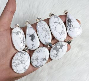 Pendentif en howlite blanche cabochon serti clos, style bohème, plaqué argent, forme paix, design unique, collier naturel en gros - Product Image 6