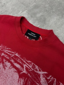เสื้อกล้ามพิมพ์ลายกราฟิกดีไซน์ใหม่สำหรับผู้ชาย ทรงสตรีทแวร์ ขอบเสื้อแบบดิสเทรส ตัดเย็บทรงบ็อกซี่ - Product Image 5