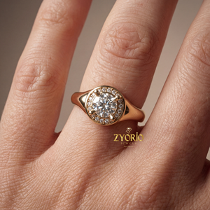 Bague de fiançailles, de mariage ou d'anniversaire de luxe en argent plaqué, sertie d'un halo de diamants de laboratoire VVS de 0,60 carat, style signet - Product Image 5