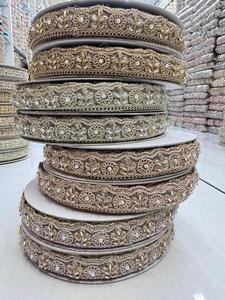 ริบบิ้นแต่งขอบด้วยลูกปัดมุกและลายปักดิ้นทองสำหรับชุดเจ้าสาวแบบส่าหรีและเลเฮนกา - Product Image 3