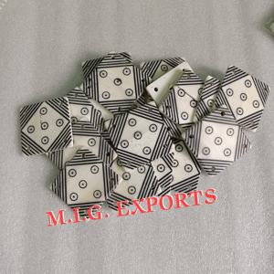 Tarjetas/Tabletas de hueso de búfalo utilizadas en el tejido de tarjetas (tabletas) para crear bandas estrechas e intrincadas controlando los hilos del urdimbre. - Product Image 1