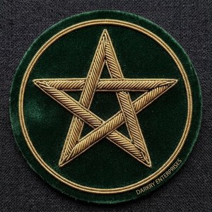 Écusson personnalisé de couronne de laurier maçonnique, brodé au fil de bullion et au fil métallique doré, en feutre bleu marine, fait main, insignes de cérémonie, blason pour blazer - Product Image 3