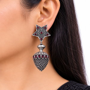 Boucles d'oreilles pendantes en argent oxydé de haute qualité avec grenat pour femme, cadeau de fête, provenant d'un fournisseur en gros d'usine du Rajasthan - Product Image 2