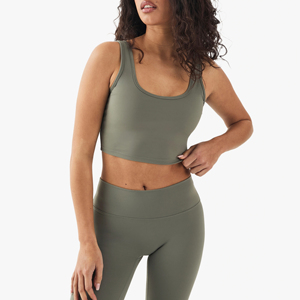 Sujetador deportivo sencillo color verde azulado con diseño de espalda cruzada, logo frontal, tela transpirable y soporte alto para entrenamiento y actividades de mujer. - Product Image 1
