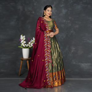 Magnifique Lehenga Choli en Soie Banarasi avec Dupatta Vert Contrastant, Bordure Zari Intricata, Idéal pour Mariage Traditionnel, Bal de Promo ou Plage, Longueur Ras du Sol - Product Image 2