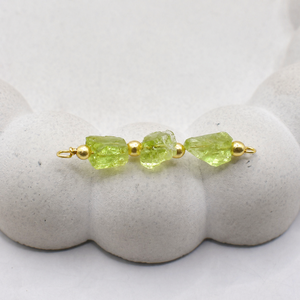 Conector de Peridoto Natural en Bruto de Tres Piedras con Abalorio, Conector Hecho a Mano Chapado en Oro, Joyería de Piedra de Nacimiento, Regalo para Ella - Product Image 3