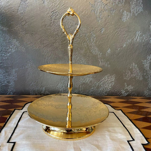 Soporte decorativo de metal dorado para exhibir pasteles de boda y decorar mesas de dulces para fiestas de cumpleaños. - Product Image 1