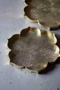 Plateau décoratif en métal de forme irrégulière, fait main, motif gravé vintage, vaisselle et assiettes - Product Image 6
