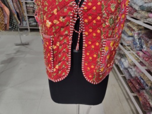 Gilet matelassé rouge à fleurs pour femme, col en V, avec poches plaquées à lacets, sans manches, en polyester tissé, doublure automne, cadeau pour elle - Product Image 5