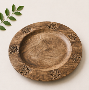 Assiette de présentation artisanale en bois de manguier avec exquise sculpture florale d'Edelweiss, vaisselle rustique ronde pour la table d'hôtel - Product Image 3