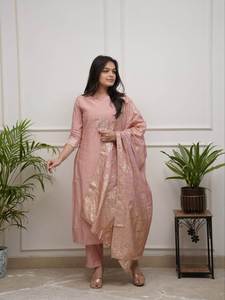 Conjunto de Kurta y Pantalón Rosa Pálido para Mujer con Dupatta Brillante, Ropa Étnica Moderna para Fiestas, Tela de Secado Rápido con Protección Solar - Product Image 5