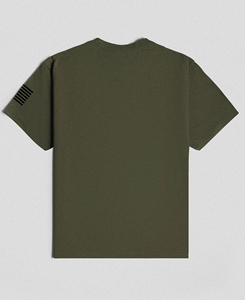 เสื้อยืดคอกลมแขนสั้นสีเขียวมะกอกสำหรับผู้ชาย พิมพ์ลายธงชาติอเมริกาที่แขนซ้าย ผ้าเจอร์ซีย์คอตตอน 100% ทรงปกติ - Product Image 2
