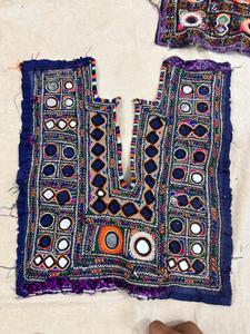 Encolure de robe indienne vintage Banjara faite à la main avec broderie miroir et patchs sur coton pour embellir les vêtements - Product Image 2