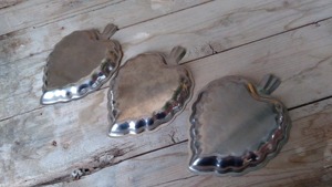 Assiette en métal en forme de cœur argenté, magnifique plat de service pour une présentation élégante des aliments et la mise en place de tables dans les cafés et restaurants. - Product Image 3