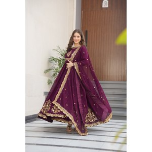Vestido de Diseñador con Corte en A, Bordado con Hilo Zari y Lentejuelas, Estampado Floral, Dupatta - Product Image 5