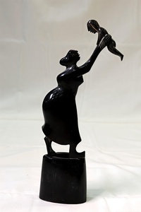 Escultura Artesanal de Madre e Hijo en Cuerno - Decoración Ecológica para Mesa de Sala de Estar - Product Image 3