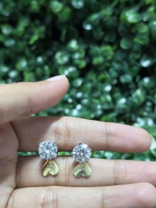 Pendientes de Diamantes Redondos con Corte Brillante CARATLEAF, Chapados en Oro de 18K, Engaste de Garra, Certificación IGI, Forma de Corazón, Clásicos para Uso Diario - Product Image 5
