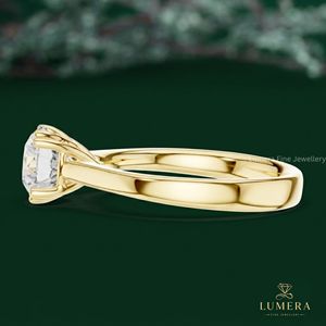 Bague de fiançailles de luxe en or jaune avec diamant solitaire rond brillant cultivé en laboratoire, style classique - Product Image 3
